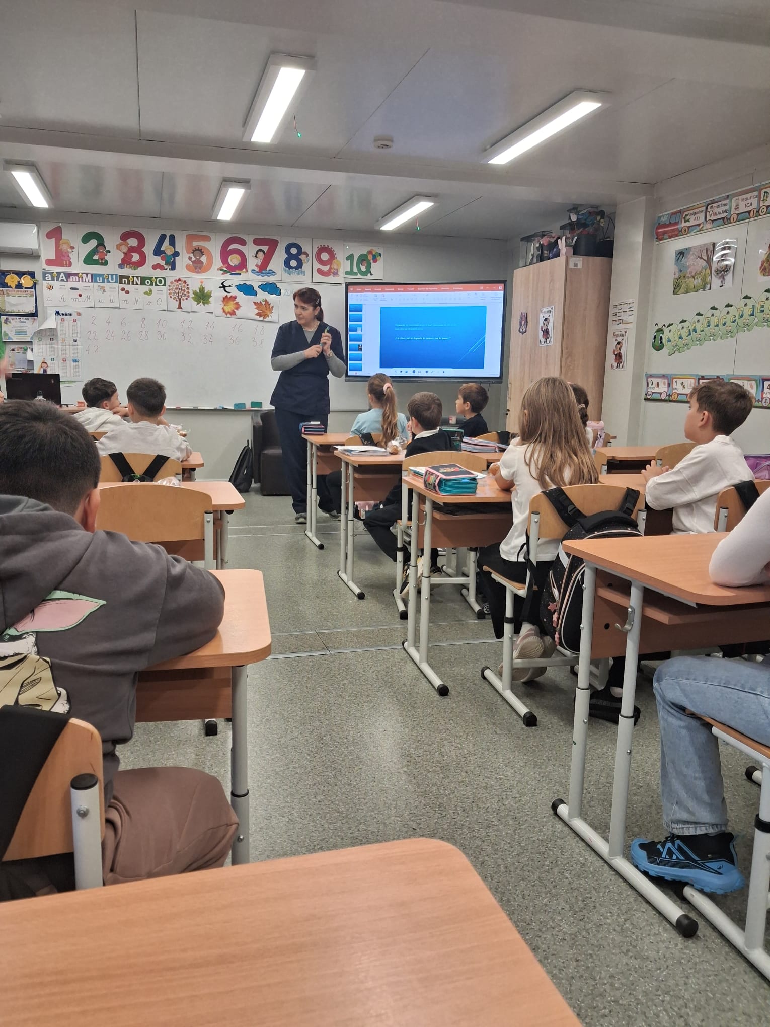 Lupii Munților in the Classroom: English Songs and Healthy Smiles!